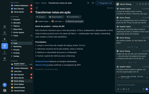 Nota FabricLoop intitulada Turn Notes Into Action em português brasileiro, com grupos, responsáveis e uma aprovação, ao lado da conversa Q2 Launch